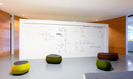 White-Board-in-Belkin’s-Bright-Office-Architecture-Design-ideas