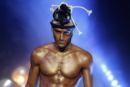 0023ae9885da0cc5e00114 John Galliano